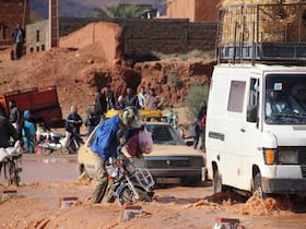 Des véhicules et des motos traversent un pont après de fortes pluies à Tinghir, dans le sud du Maroc, au pied de l'Anti-Atlas, le 24 novembre 2014.
