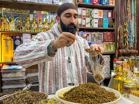 أسواق فاس البالي تنتعش بروائح البخور ونكهات الحلويات ليلة عيد الفطر