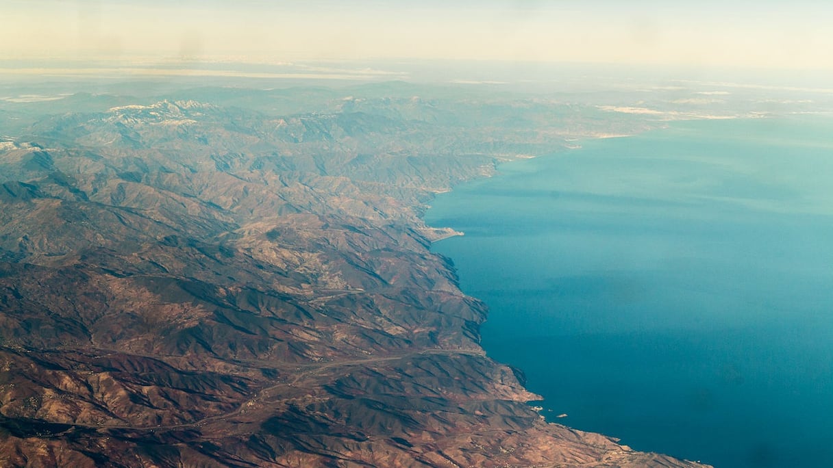 Le Rif et la Méditerranée. Cette photographie aérienne montre la plage de Badis à celle d'El Jebha, près de Tétouan, ainsi que les premières montagnes de la chaîne du Rif, qui s'étend sur près de 500 km, de l'oued Moulouya à Tanger.