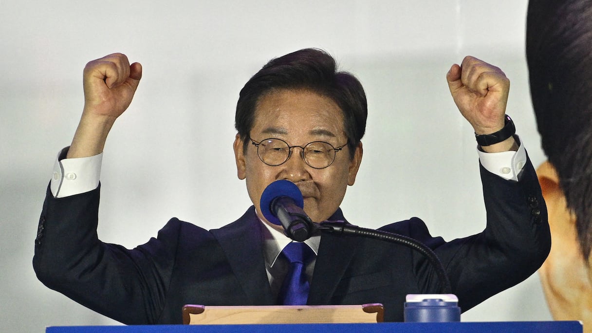 Lee Jae-myung, candidat du Parti démocrate à la présidentielle de Corée du Sud, salue ses partisans en attendant les résultats définitifs de l'élection présidentielle à Séoul, le 4 juin 2025