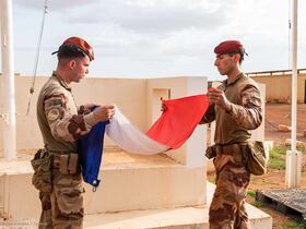 Photo prise le 11 août 2022 et publiée par l'État major des armées montre des soldats de la mission française au Sahel, Barkhane, pliant un drapeau français sur une installation militaire non divulguée.