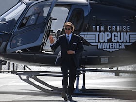 L'acteur américain Tom Cruise arrivant en hélicoptère à la première mondiale de «Top Gun: Maverick!» à bord de l'USS Midway à San Diego, en Californie, le 4 mai 2022.
