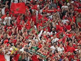 Les supporters marocains célèbrent la victoire de leur équipe lors du match de football de quart de finale de la Coupe du monde Qatar 2022 entre le Maroc et le Portugal au stade Al-Thumama de Doha le 10 décembre 2022.