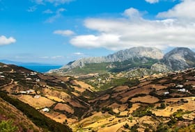 Le Jbel Moussa (Rif, au nord du Maroc) culmine à 851 mètres d'altitude, au-dessus du village de Belyounech. Depuis l'Antiquité, le jbel Moussa et le jbel Tariq (rocher de Gibraltar), sur la rive européenne, forment les Colonnes d'Hercule -les sommets des deux montagnes étant distants de 27 km.