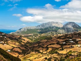 Le Jbel Moussa (Rif, au nord du Maroc) culmine à 851 mètres d'altitude, au-dessus du village de Belyounech. Depuis l'Antiquité, le jbel Moussa et le jbel Tariq (rocher de Gibraltar), sur la rive européenne, forment les Colonnes d'Hercule -les sommets des deux montagnes étant distants de 27 km.