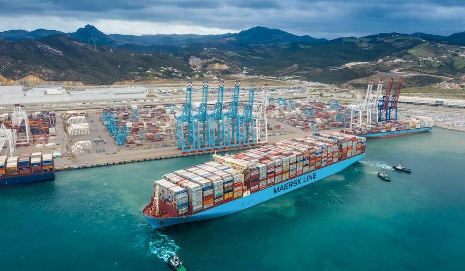Un cargo de la compagnie maritime danoise Maersk dans un terminal du port Tanger Med.