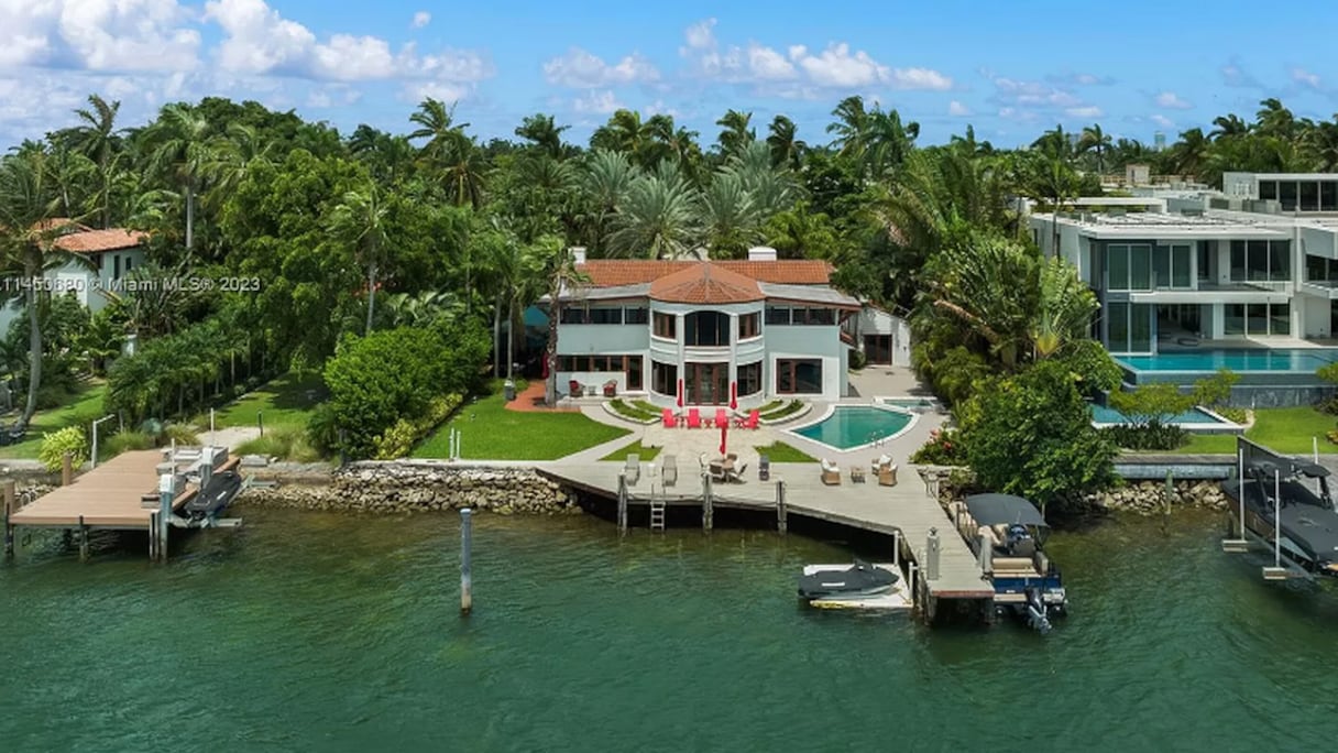Située sur un terrain de 2000 m2, la résidence d'Hibiscus Island dispose d'une façade sur l'eau de 30 mètres, d'un quai et d'une piscine.