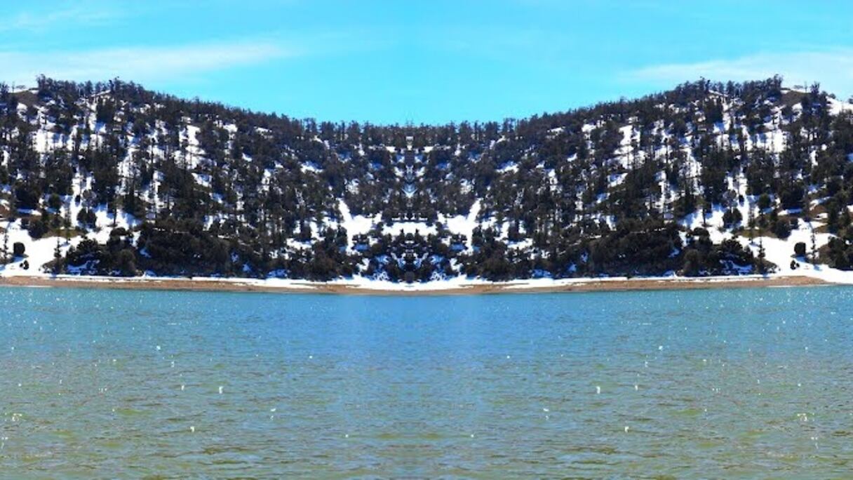 Près de Midelt dans le Moyen Atlas, à la frontière avec la province de Khénifra, Aguelmame Sidi Ali s'étend sur 337 hectares. Dans ce lac, qui tire son nom d’un saint dont le tombeau se trouve sur sa rive Est, truites, carpes, perches et gardons attirent les pêcheurs.