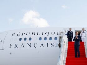 Le président français Emmanuel Macron s'apprête à embarquer dans l'avion présidentiel, à l'aéroport d'Alger, le 27 août 2022, après une visite de trois jours en Algérie.