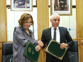 Najat Anwar, présidente de l’ONG marocaine Touche pas à mon enfant, et Khalid Aït Taleb, ministre de la Santé et de la Protection sociale, après la signature d'une convention sur la protection de l’enfance, vendredi 9 septembre 2022, à Rabat.