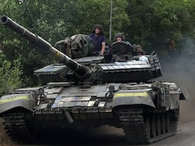 Soldats ukrainiens sur un char, dans une route de la région orientale de Lougansk, le 23 juin 2022, au cours de l'invasion militaire russe lancée contre l'Ukraine.