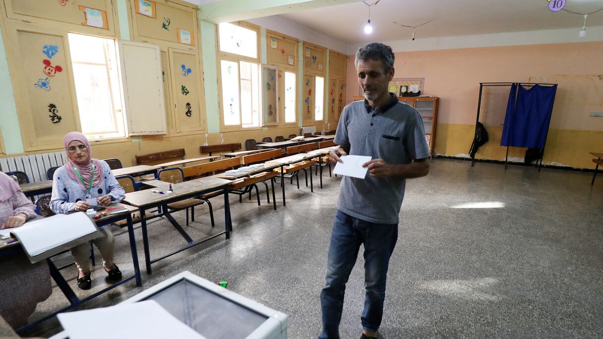 Un électeur algérien dans un bureau de vote vide lors de la présidentielle du 7 septembre 2024, ici dans la capitale Alger. AFP.