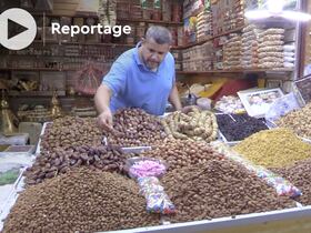 Un marchand de fruits secs à Casablanca.