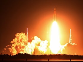 Artemis I décolle de sa rampe de lancement 39B, au centre spatial Kennedy de la NASA, à Cap Canaveral, en Floride, le 16 novembre 2022. La mission de la fusée lunaire sans pilote consiste en un voyage de 25 jours et demi, au-delà de l'autre côté de la Lune avant son retour sur Terre.