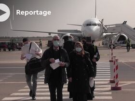 Accueil des premiers passagers sur le tarmac, après la réouverture des frontières aériennes, à l'aéroport Agadir-Al Massira, le 7 février 2022.