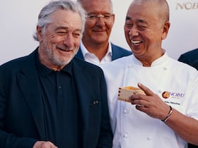 Le chef Nobu Masuhisa en compagnie de son ami et associé, l'acteur Robert de Niro.