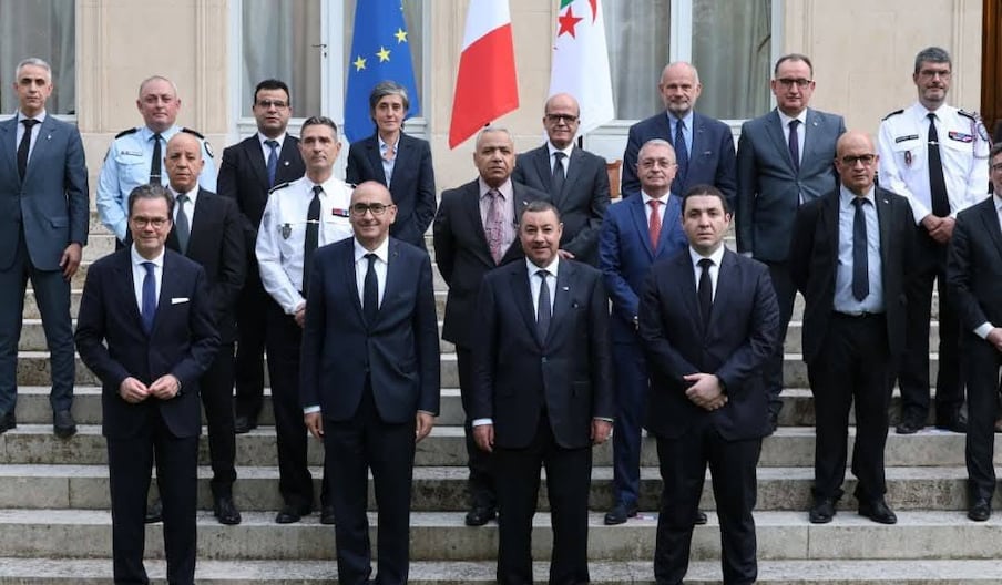La photo de famille concluant la rencontre bilatérale du 1er juin 2026 à Paris entre ministres de l’Intérieur et hauts responsables sécuritaires français et algériens.