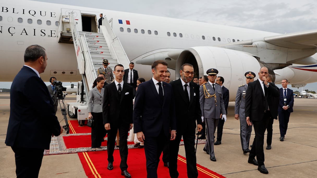 Le roi Mohammed VI recevant, lundi 28 octobre 2024 à Rabat, le président français Emmanuel Macron (AFP).