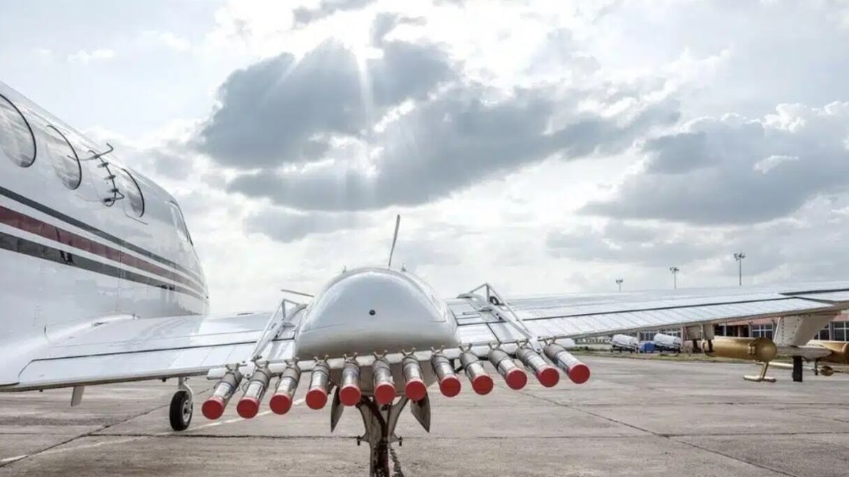 Un avion équipé de cartouches chargées en iodure d’argent.