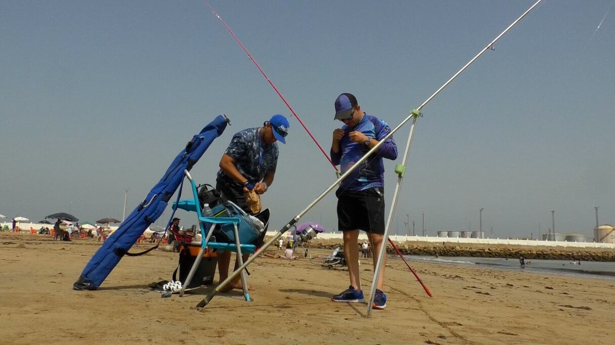 الصيد بالقصبة.. حين يمنح الشغف بالبحر راحة نفسية.