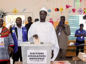 Le président sénégalais Bassirou Diomaye Faye vote lors des législatives anticipées de novembre 2024.