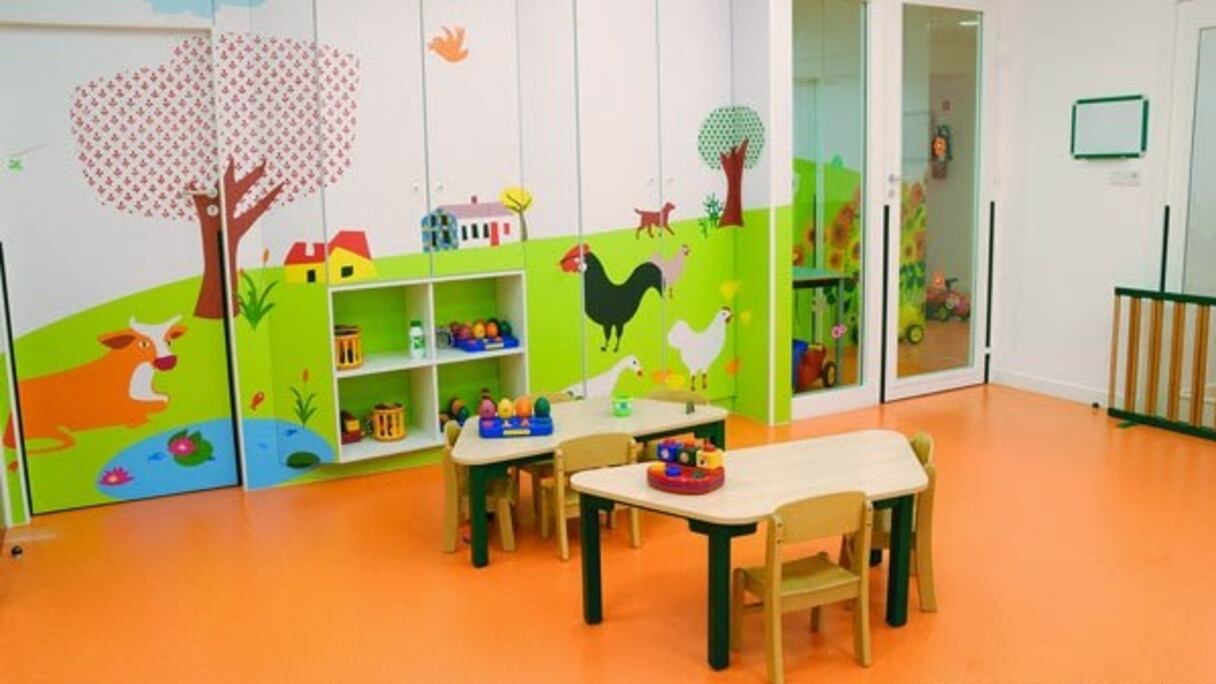 Une salle d'accueil et d'éveil dans une crèche.