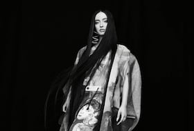 La chanteuse marocaine Faouzia a performé en live lors d'un diner de gala organisé à Marrakech par Valentino.