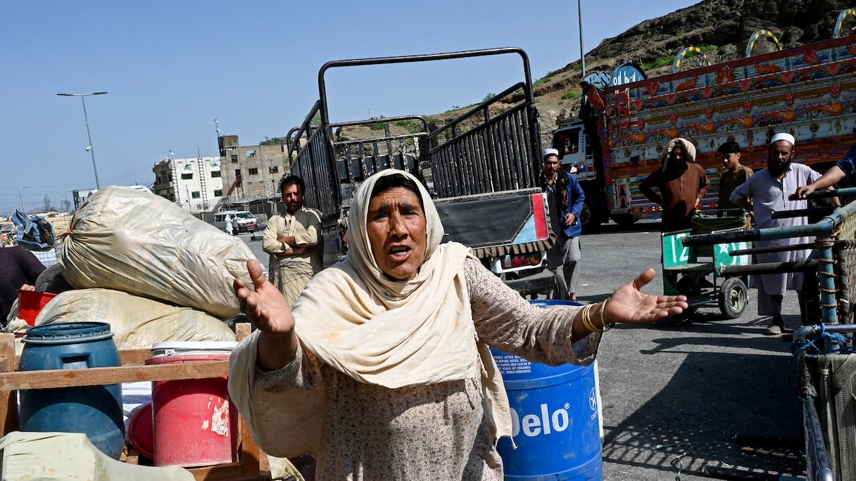 Une réfugiée afghane avant son expulsion vers l'Afghanistan, près de la frontière pakistano-afghane à Torkham, le 19 avril 2025