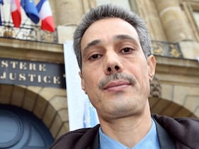 Omar Raddad, condamné en 1994 à 18 ans de prison pour le meurtre de Ghislaine Marchal, ici en 2008, à Paris. Ses avocats ont déposé une demande de révision judiciaire de son procès, sur la base de nouvelles traces d'ADN, retrouvées en 2015.