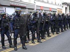 Des agents des forces de l'ordre françaises déployés lors de la marche contre les violences policières, samedi 23 septembre 2023 à Paris.
