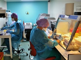 Un laboratoire mobile d'analyses de biologie moléculaire spécialisé dans le dépistage du Covid-19, avec une capacité allant jusqu’à 500 analyses quotidiennes, fait escale à Larache pour accélérer la cadence des tests de dépistage, le 20 juin 2020.