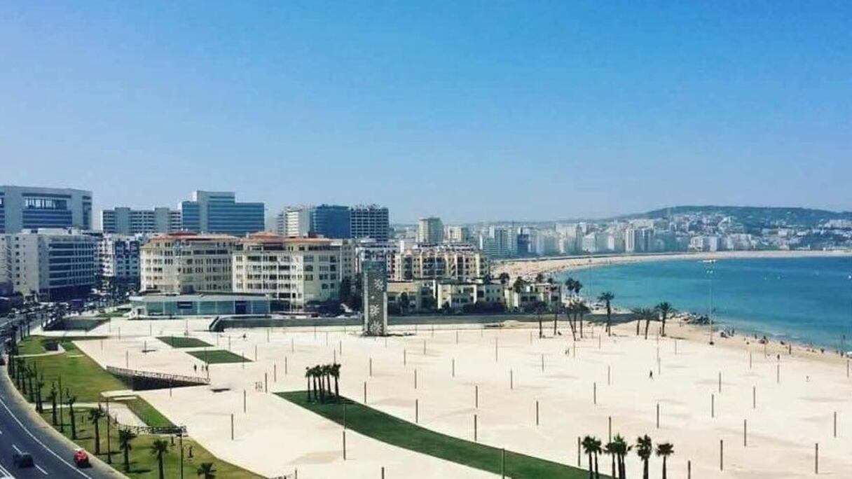 Corniche de Tanger. Située dans la baie du même nom, la ville est ouverte sur l'extrémité occidentale du détroit de Gibraltar, à près de 15 km des côtes espagnoles. Son port est la principale destination des bateaux de voyageurs en provenance d'Europe.