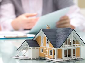 Maquette d'une maison à deux étages.