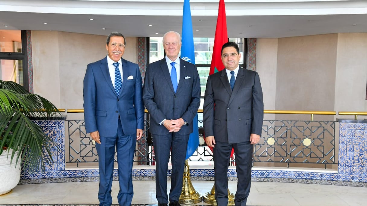 Staffan de Mistura, Nasser Bourita et l’ambassadeur, représentant permanent du Royaume du Maroc auprès de l’ONU, Omar Hilale.