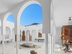 La cour intérieure de cette maison des années 50, en Californie, est une ode à l'architecture traditionnelle marocaine.