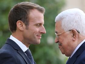 Le président français Emmanuel Macron (à gauche) accueille le président palestinien Mahmoud Abbas avant leur rencontre à l'Élysée, le 21 septembre 2018 à Paris.