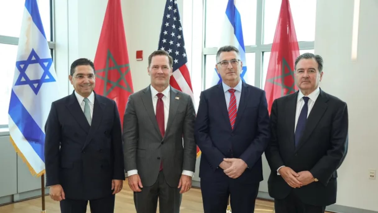 Le ministre marocain des Affaires étrangères Nasser Bourita, l'ambassadeur des États-Unis auprès de l'ONU Mike Waltz, le ministre israélien des Affaires étrangères Gideon Sa'ar et l’ambassadeur des Etats-Unis au Maroc, Duke Buchan III.