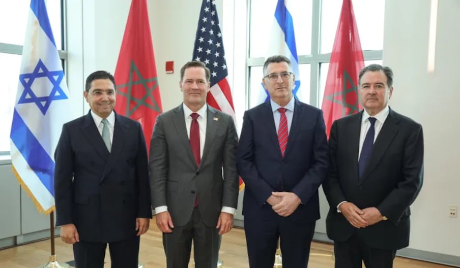 Le ministre marocain des Affaires étrangères Nasser Bourita, l'ambassadeur des États-Unis auprès de l'ONU Mike Waltz, le ministre israélien des Affaires étrangères Gideon Sa'ar et l’ambassadeur des Etats-Unis au Maroc, Duke Buchan III.