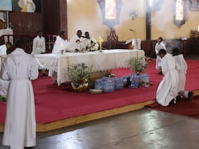 Des fidèles dans une église à Yaoundé.