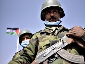 Des miliciens du Polisario lors d'une parade du front à Tindouf, en Algérie.