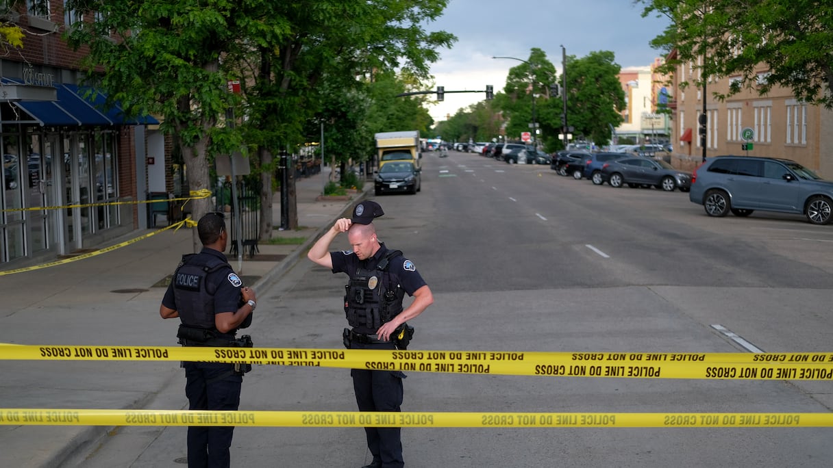Des policiers se tiennent sur le site d'une attaque contre des manifestants appelant à la libération des otages israéliens détenus à Gaza, à Boulder, Colorado, le 1er juin 2025