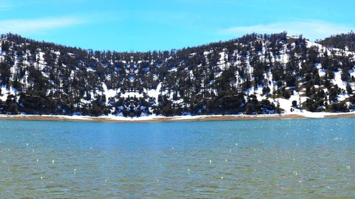 Près de Midelt dans le Moyen Atlas, à la frontière avec la province de Khénifra, Aguelmame Sidi Ali s'étend sur 337 hectares. Dans ce lac, qui tire son nom d’un saint dont le tombeau se trouve sur sa rive Est, truites, carpes, perches et gardons attirent les pêcheurs.