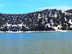 Près de Midelt dans le Moyen Atlas, à la frontière avec la province de Khénifra, Aguelmame Sidi Ali s'étend sur 337 hectares. Dans ce lac, qui tire son nom d’un saint dont le tombeau se trouve sur sa rive Est, truites, carpes, perches et gardons attirent les pêcheurs.