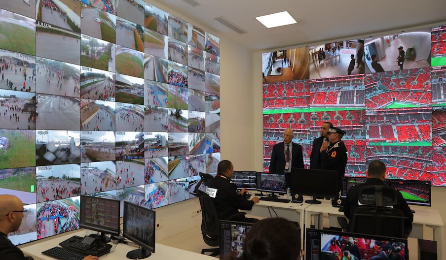 Abdellatif Hammouchi recevant des explications sur le fonctionnement des salles de commandement et de coordination, reliées aux caméras de surveillance chargées d’assurer la sécurité du stade Moulay Abdellah, le 21 décembre 2025 à Rabat.