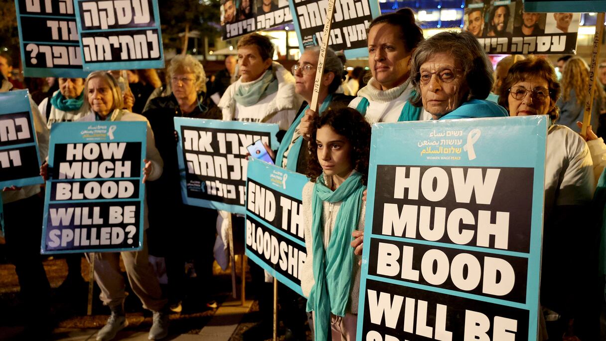 Des manifestants brandissent des pancartes lors d'un rassemblement appelant à l'action pour obtenir la libération des captifs à Tel Aviv le 1er janvier 2025