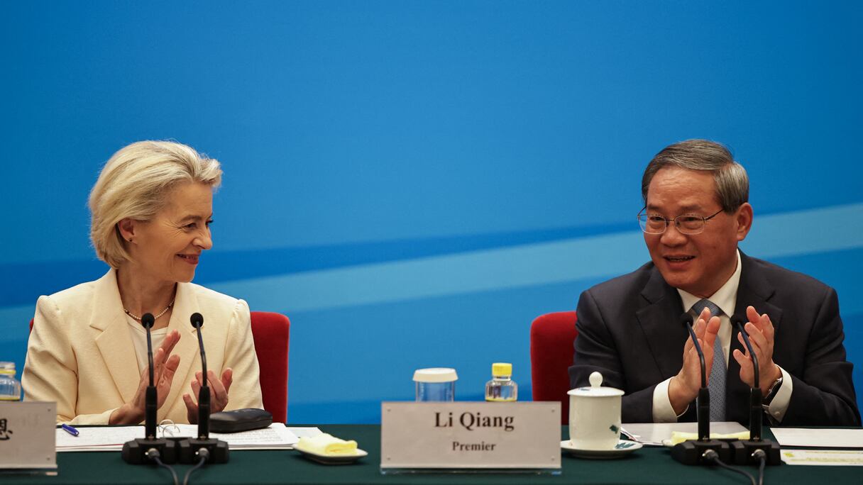 Le Premier ministre chinois Li Qiang (à droite) et la présidente de la Commission européenne Ursula von der Leyen (à gauche) assistent au symposium des chefs d'entreprise UE-Chine au Grand Palais du Peuple de Pékin, le 24 juillet 2025