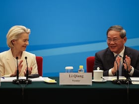 Le Premier ministre chinois Li Qiang (à droite) et la présidente de la Commission européenne Ursula von der Leyen (à gauche) assistent au symposium des chefs d'entreprise UE-Chine au Grand Palais du Peuple de Pékin, le 24 juillet 2025