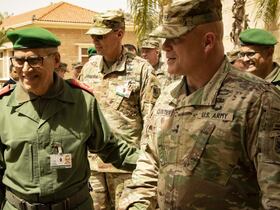 Le général de corps d'armée, commandant de la Zone Sud, avec le commandant des forces terrestres du commandement US pour l'Afrique (Africom).