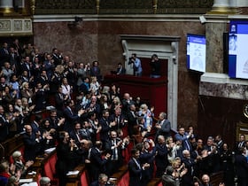 Des députés du RN applaudissent après un vote lors de l'examen des textes par la « niche parlementaire » du groupe d'extrême droite Rassemblement National, à l'Assemblée nationale, la chambre basse du parlement français, à Paris, le 30 octobre 2025. Les députés ont adopté, par 185 voix contre 184, une proposition de résolution du Rassemblement National visant à « dénoncer » l'accord franco-algérien de 1968, avec le soutien des groupes LR et Horizons.