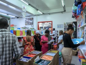 Des familles cherchent manuels et fournitures scolaires dans un magasin à Libreville le 13 septembre 2023.